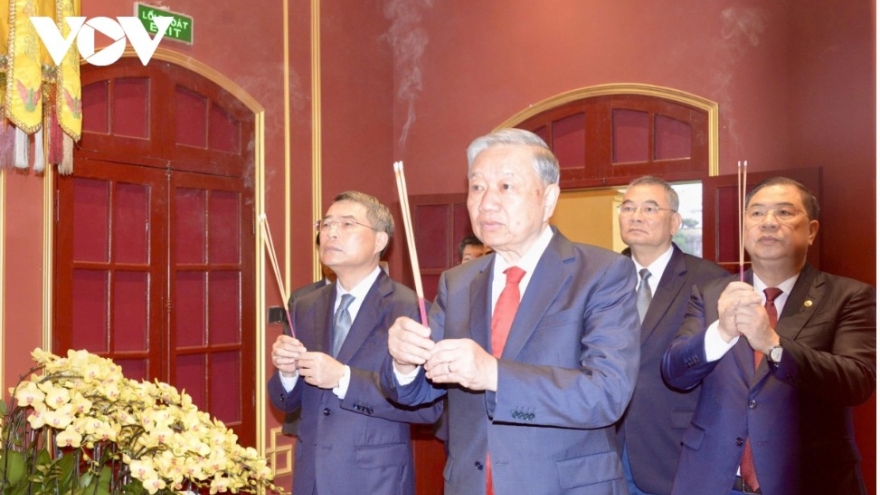 Hình ảnh Tổng Bí thư Tô Lâm dâng hương tại Hoàng thành Thăng Long và Nhà 67